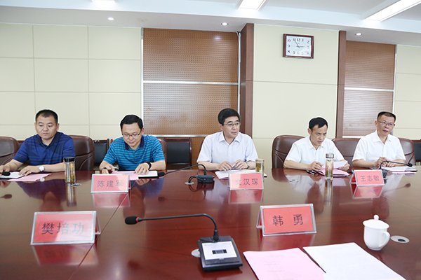 On the afternoon of May 31, the awarding ceremony for the cooperation between China Coal Group and Jining City technicians was held in Jining City Technician College. He Yonghong, Party Secretary of Jining Technician College, Wen Hanjun, Dean of Jining Technician College, and Wang Zhimin, Party Committee Member of Jining Technician College Chen Jianjun, director of the Information Technology Department of Jining Technician College, Yan Yunbo, director of the Enterprise Cooperation Department of Jining Technician College, and Yang Zhaozhu, deputy director of the Information Department of Jining Technician College attended the ceremony of awarding the school-enterprise cooperation. Han Yong, general manager of China Coal Group, and executive vice president of the group Manager Fan Peigong, Feng Yuyang, the head of the Group's Human Resources Department, and Liu Wei, head of the Jining City Industrial and Commercial Training School of China Coal Group, attended the delegation on behalf of the group.